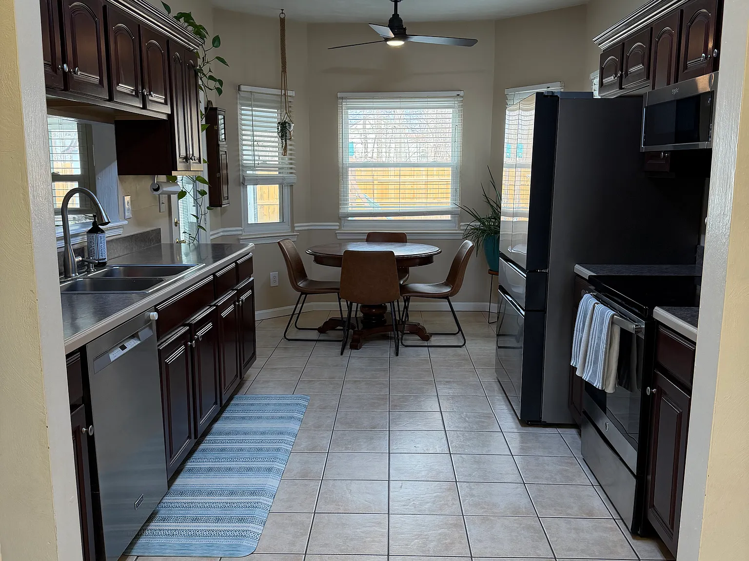 4 bed, 2.5 bath, 2200 sqft, $3,600 — Photo 3