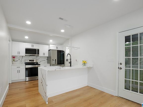 4th image of 612 9th Ct SW