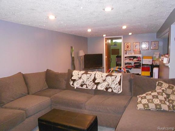 5th image of 39341 Surrey Heights Ct
