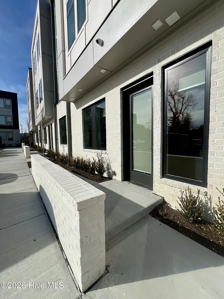 Building Photo - 1108 Castle St #106