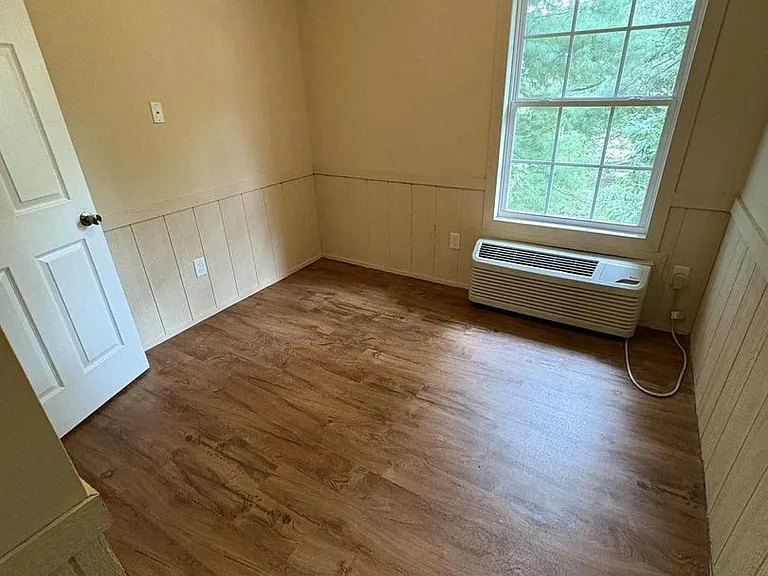 529 E Main St — Photo 13