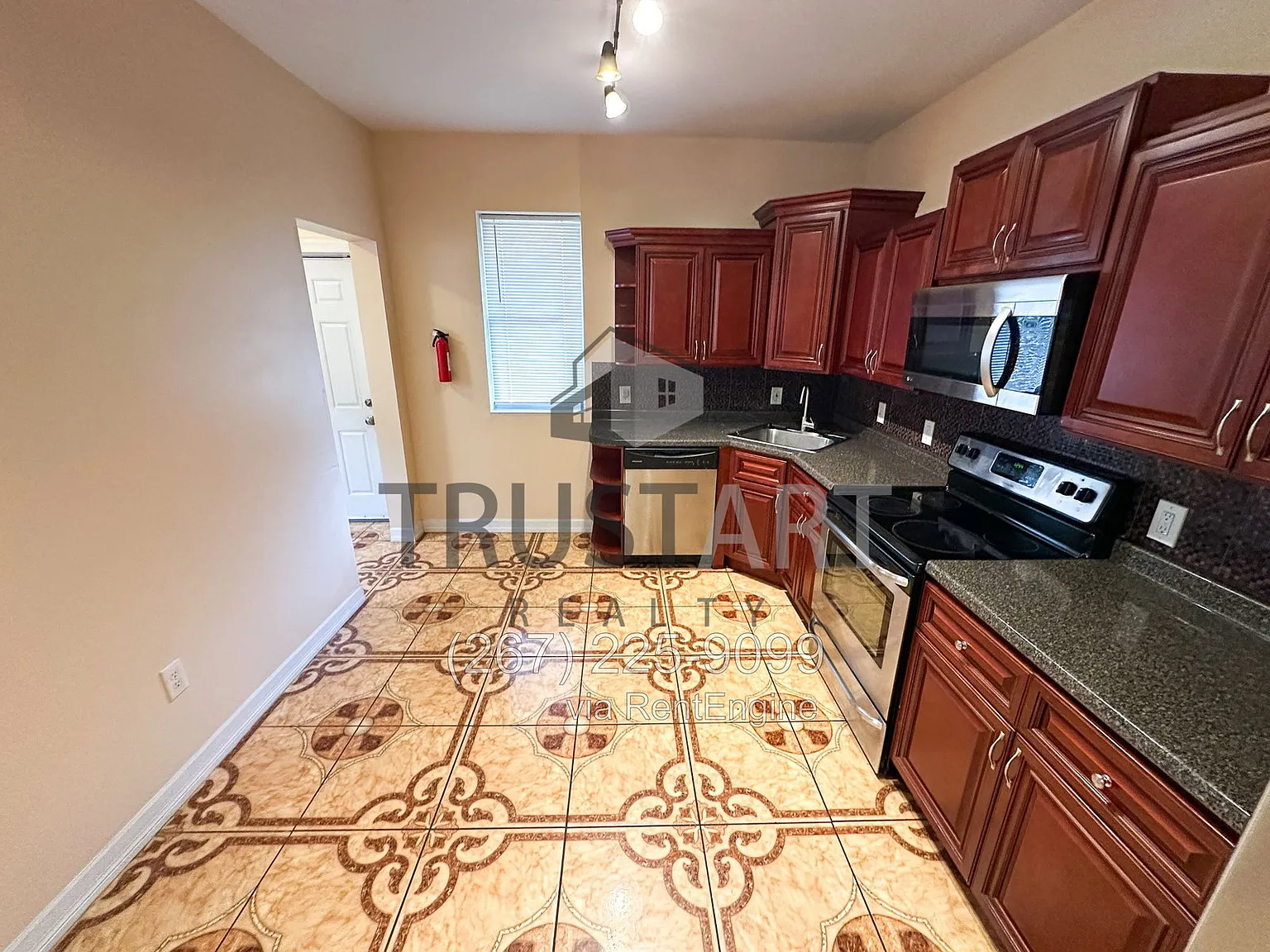 6 bed, 3.5 bath, 2547 sqft, $2,700 — Photo 4