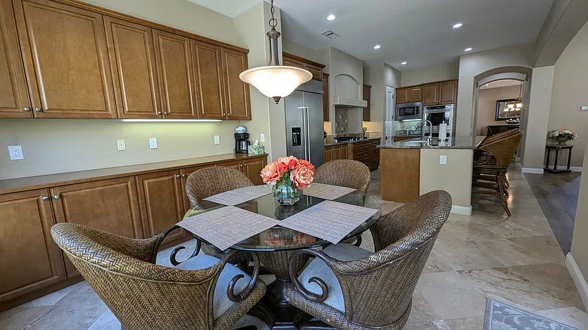 3 bed, 3186 sqft, $6,000 — Photo 4