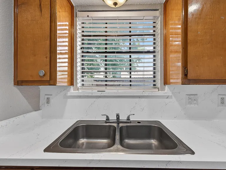 305 Cambridge Dr #305 — Photo 10
