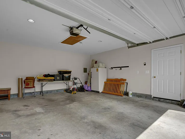 8905 Valley Forge Dr — Photo 32