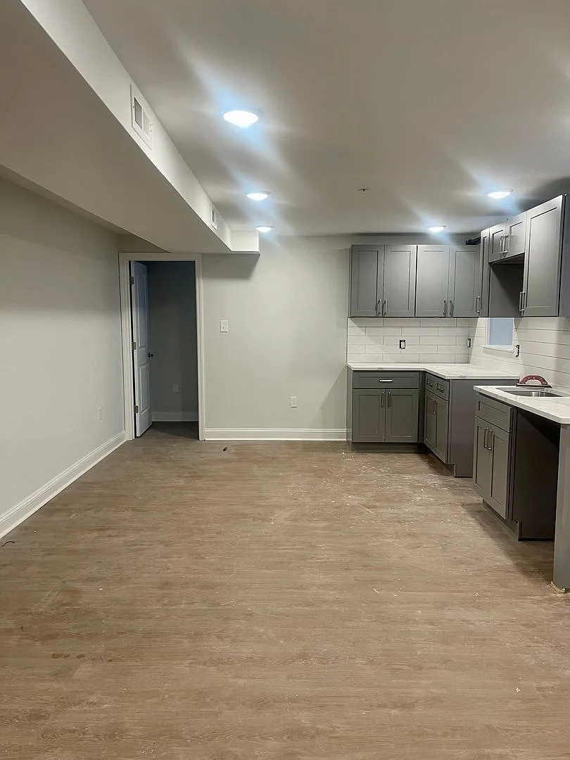 Stoneleigh Court Apartments — Photo 4