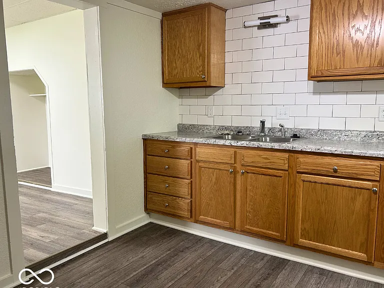 814 Powell St — Photo 9