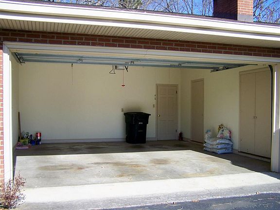 5th image of 3011 Hillandale Dr