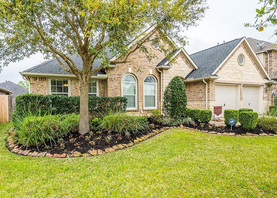 1st image of 423 Sunny River Ln