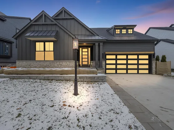 4092 Blossom Dr, Sterling Heights, MI 48314