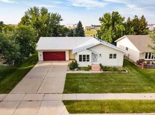 112 Versailles Ave, Bismarck, ND 58503
