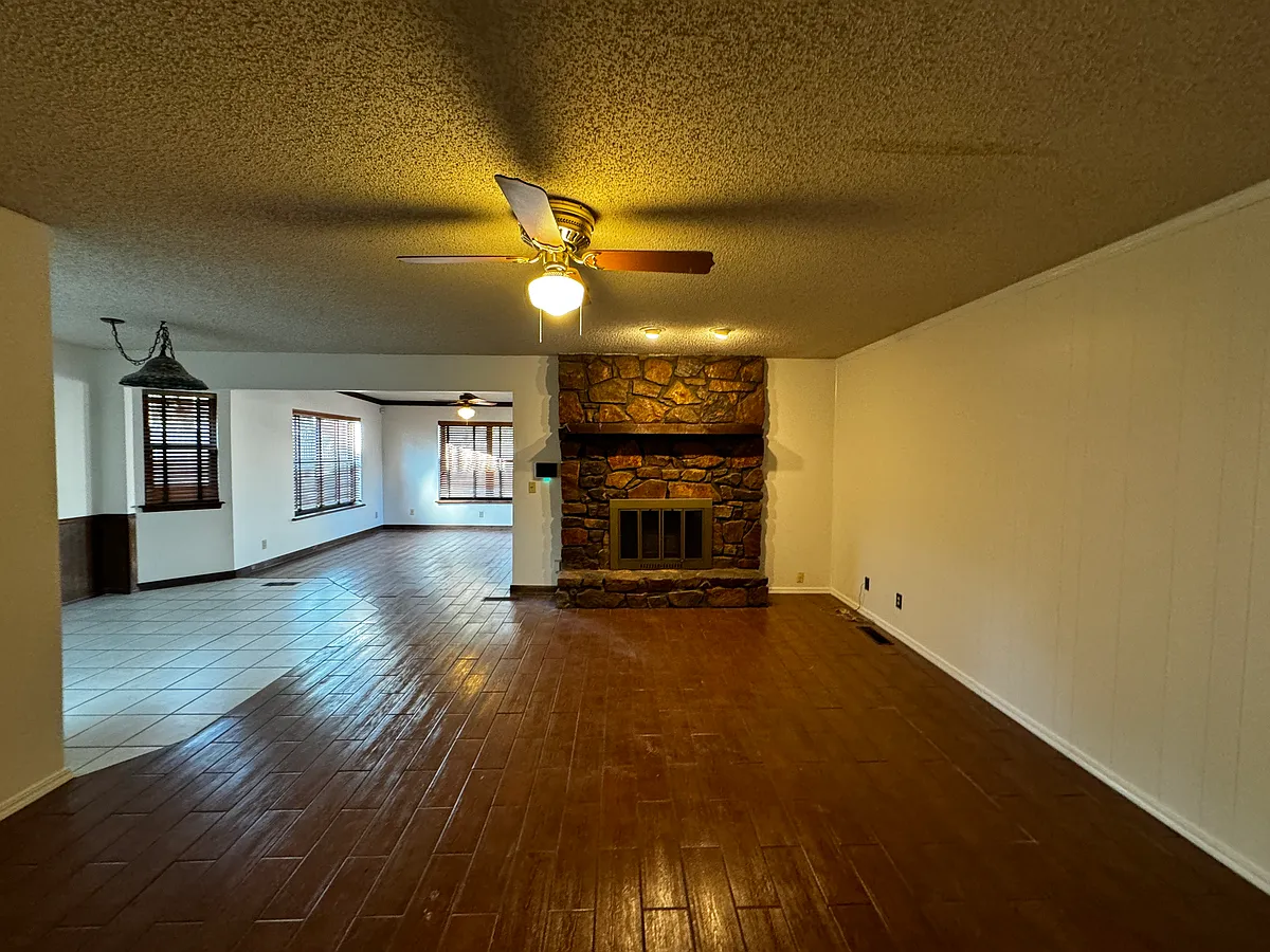 Building Photo - 204 W Los Angeles St