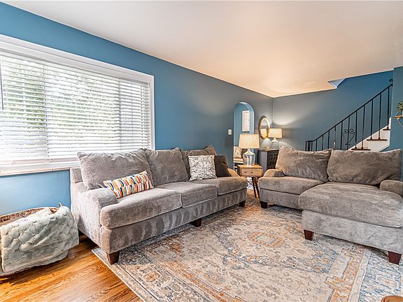 4th image of 128 Laurel Pl