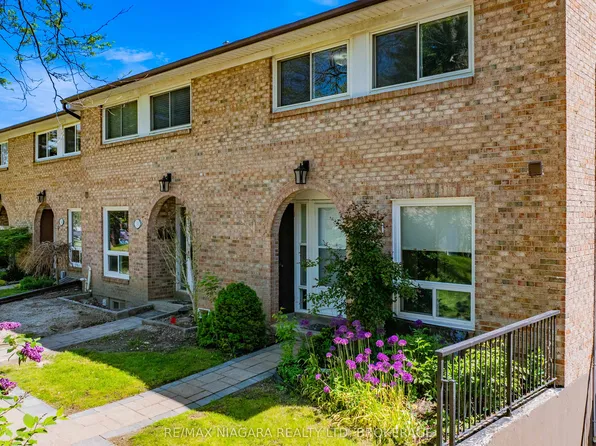 1 Wootten Way S #32, Markham, ON L3P 3H7