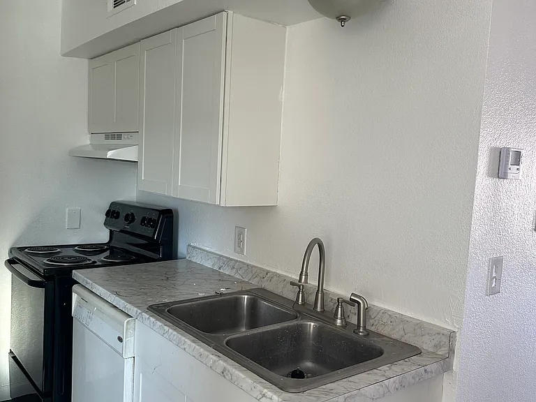 512 Sevier Ave — Photo 8