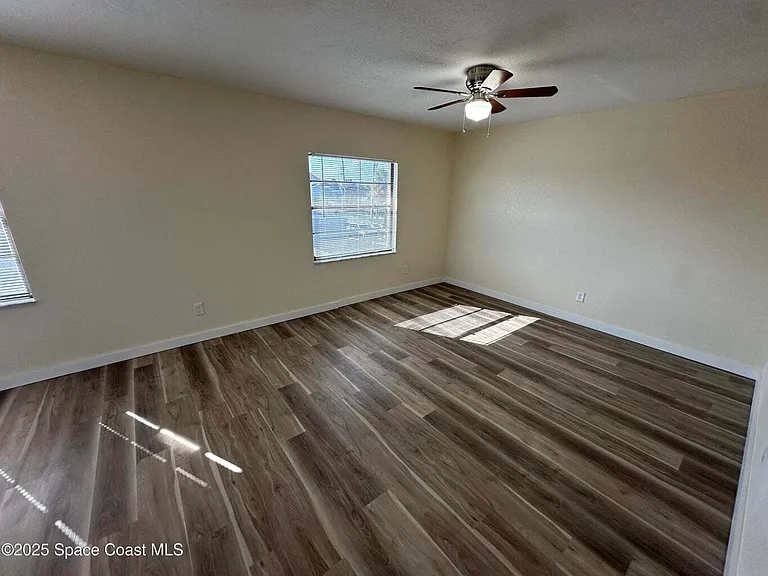 565 Jackson Ave #A — Photo 6