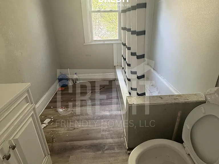 1315 Poindexter St — Photo 9