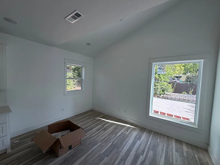904 N Sang Ave #B — Photo 3
