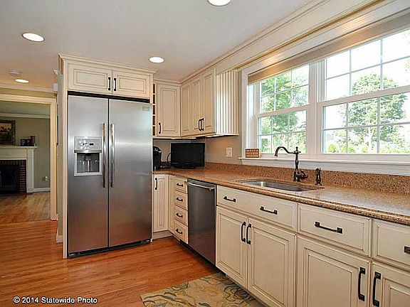 3rd image of 36 Mayfair Dr
