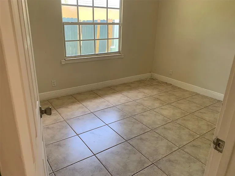 907 SW 78th Ave — Photo 6