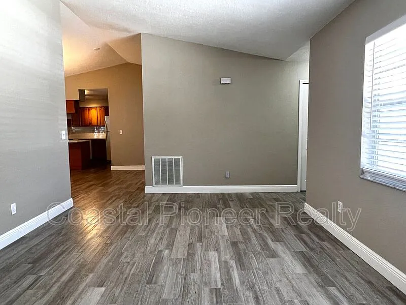 4 bed, 2.0 bath, 1371 sqft, $2,198 — Photo 3