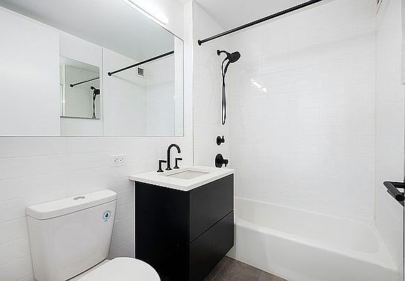 4th image of 250 E Houston St APT 7L
