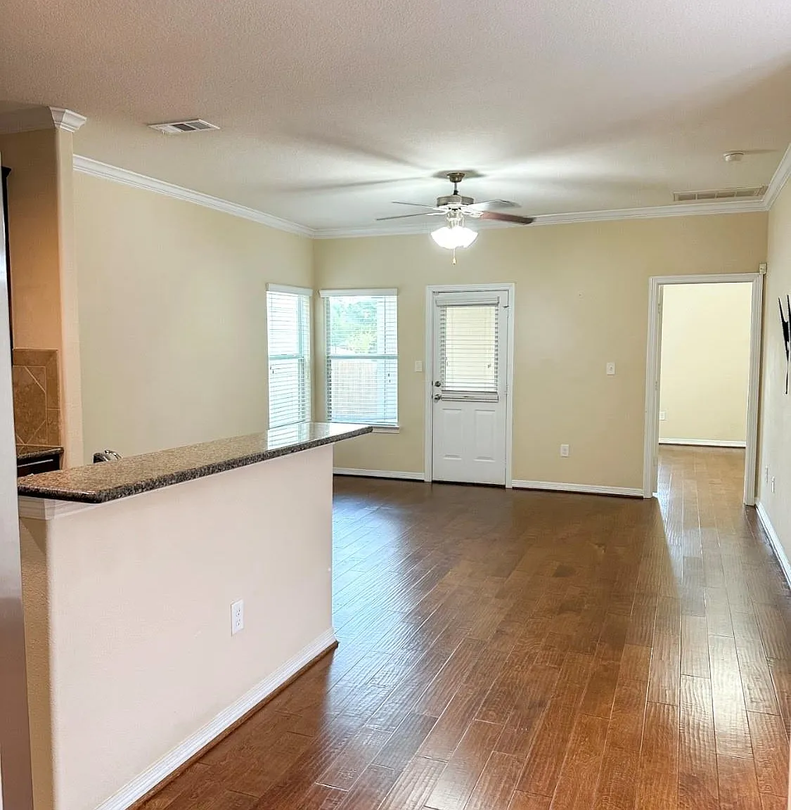 3 bed, 2.5 bath, 1536 sqft, $2,100 — Photo 3