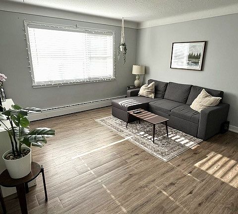 3rd image of 89 Woodland Ave
