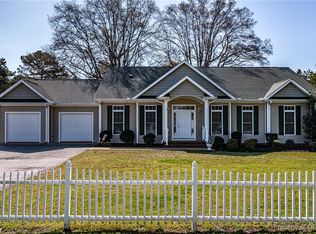 321 Fairway Dr, Kilmarnock, VA 22482