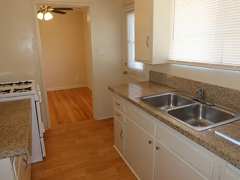 400 S Camden Dr #8 — Photo 6