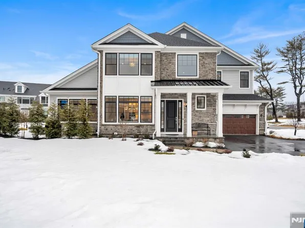 61 Woodmont Circle Riv, Westwood, NJ 07675