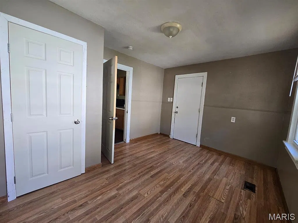 3 bed, 1.0 bath, 902 sqft, $1,400 — Photo 3