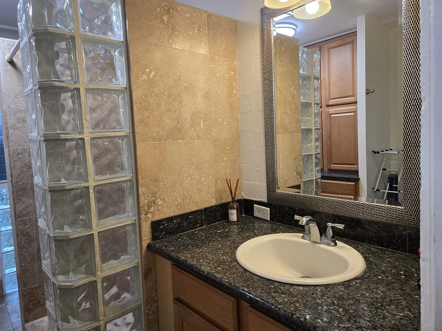 1 bed, 450 sqft, $2,100 — Photo 2