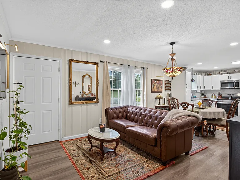 1315 Phyllis Dr — Photo 4