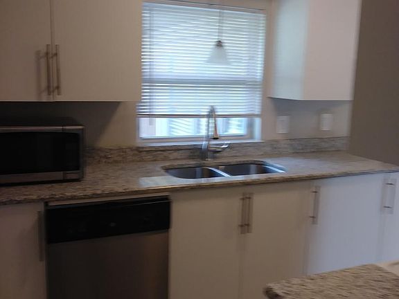5th image of 901 Carlson Dr
