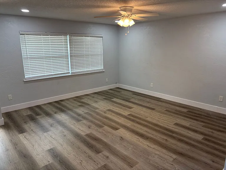 977 E Normandy Blvd — Photo 2
