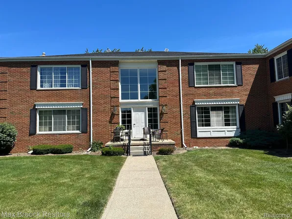 664 E Fox Hills Dr, Bloomfield Hills, MI 48304