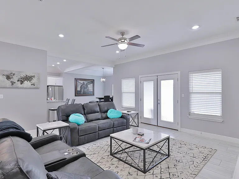 3126 Oakley St — Photo 2