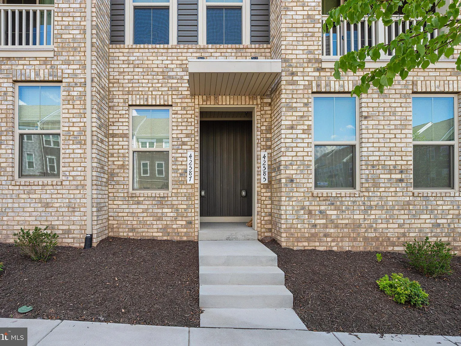 3 bed, 2.5 bath, 2132 sqft, $3,225 — Photo 2