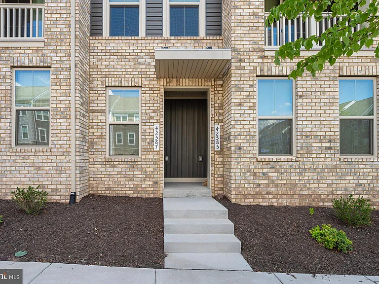 42587 Pitlochry Ter — Photo 2