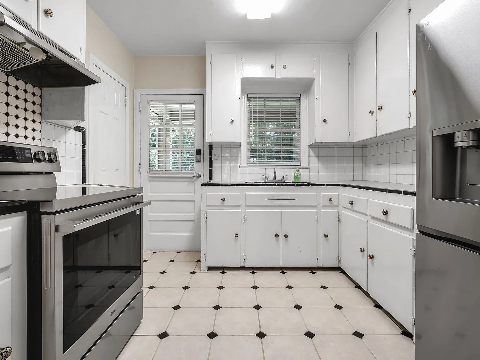 2 bed, 700 sqft, $1,300 — Photo 3