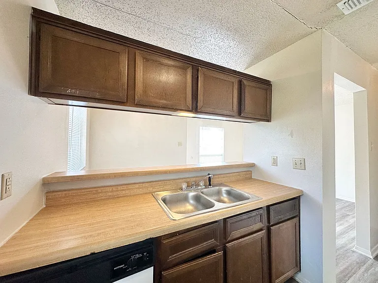 2101 Robert E Lee Dr — Photo 10