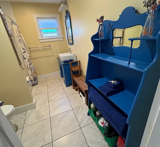 Bathroom: Shower and Tub