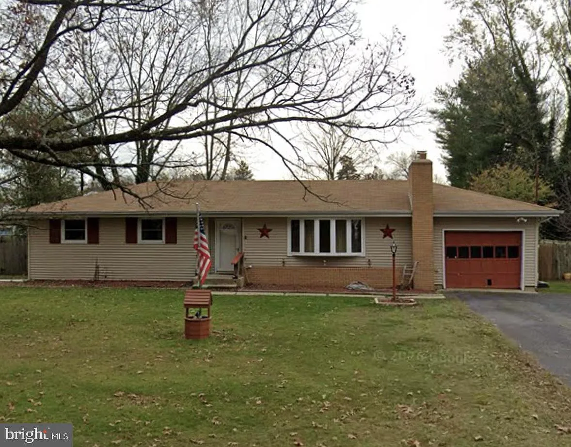 2263 Edgewood Dr photo 1