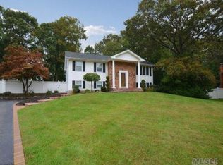 7 Cross Bow Ct, Commack, NY 11725