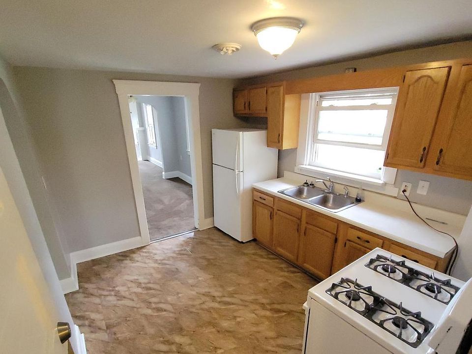 Eat-in kitchen