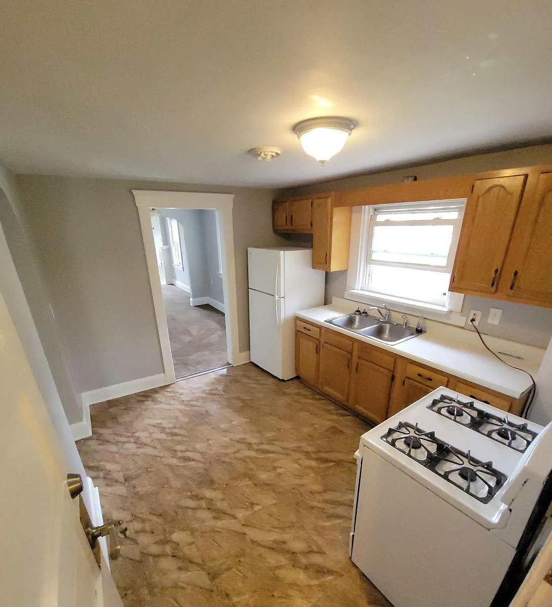 Eat-in kitchen - 4017 W 119th St