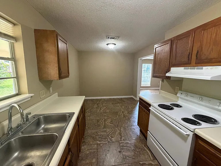 1695 Ravenwood Ln — Photo 4