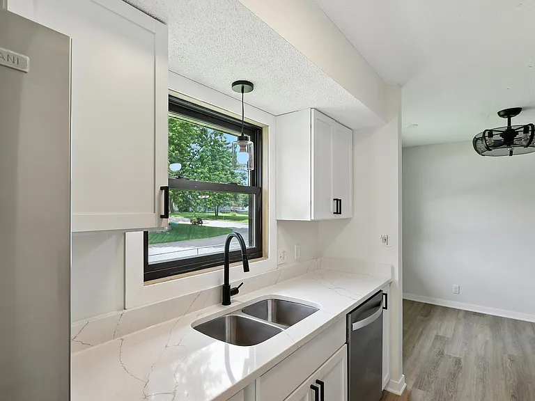 400 5th Ave — Photo 8