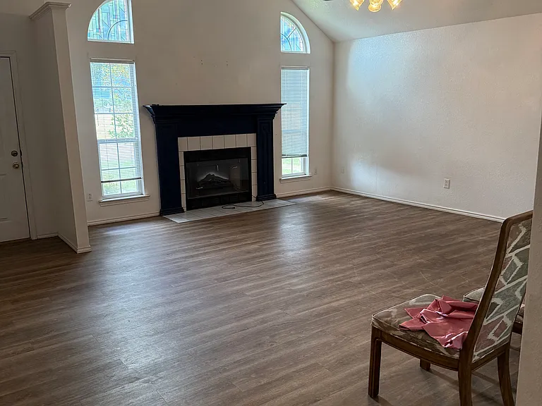 4037 Champions Dr — Photo 2